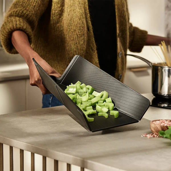 קרש חיתוך גדול Chop2Pot שחור Joseph Joseph