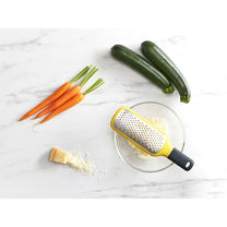 מגרדת GRIP GRATER עם ידית אחיזה Joseph Joseph